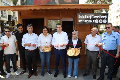   Kadın Emeği Tandır Ekmeği'nin Cumhuriyet Meydanı'nda Satış Noktası Açıldı